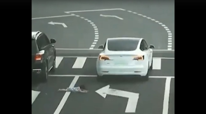 Niña cae de carro en China Niña cae de carro en China