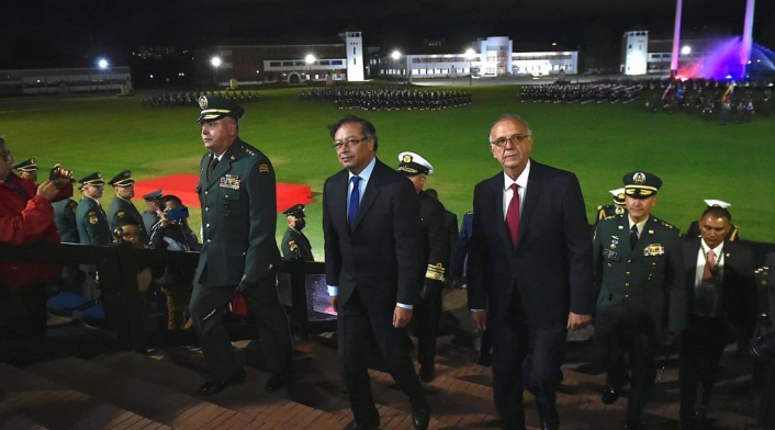 Gustavo Petro en ceremonia militar