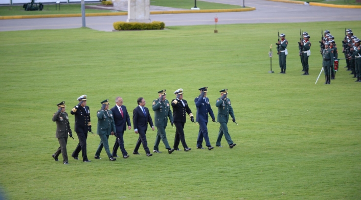 Gustavo Petro en ceremonia militar
