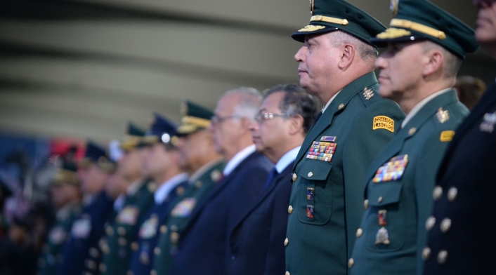 Gustavo Petro en ceremonia militar