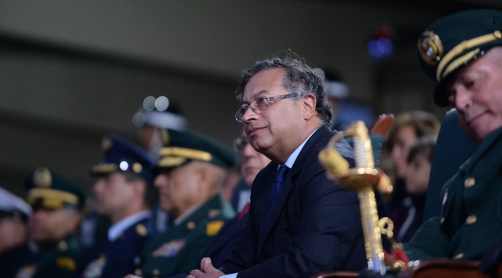 Gustavo Petro en ceremonia militar
