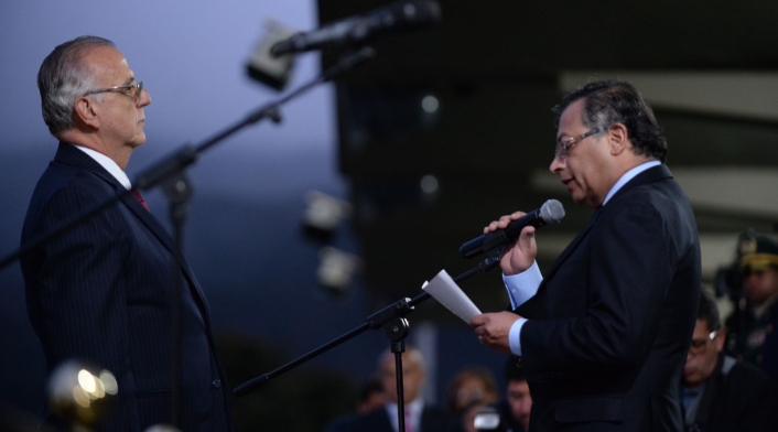 Gustavo Petro en ceremonia militar