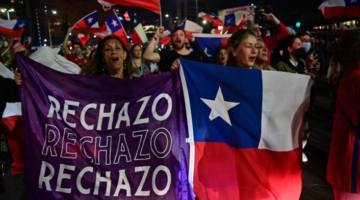 Una contundente mayoría en Chile rechazó este domingo la propuesta de Constitución que buscaba cambiar la heredada de la dictadura de Augusto Pinochet (1973-1989) por otra con más derechos sociales, en un resultado que superó las expectativas más optimistas de la oposición conservadora. Más de 15 millones de electores estaban convocados a las urnas en una jornada con alta participación por voto obligatorio. En gran parte del país se impuso la opción en contra de la nueva Carta Magna. Con el 98,43% de los