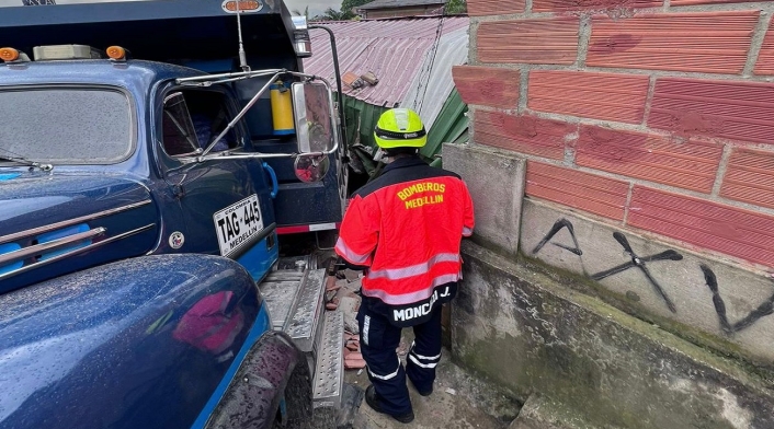 Volqueta se habría quedado sin frenos y colisionó contra jardín infantil en Medellín