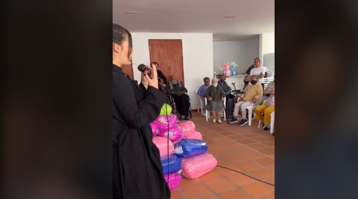 Cintia Cossio dio regalos a abuelos Cintia Cossio dio regalos a abuelos