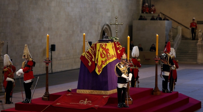 Féretro de reina Isabel II en el Palacio de Westminster Féretro de reina Isabel II en el Palacio de Westminster