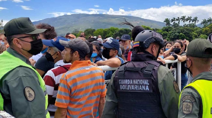 Policía venezolana en el puente