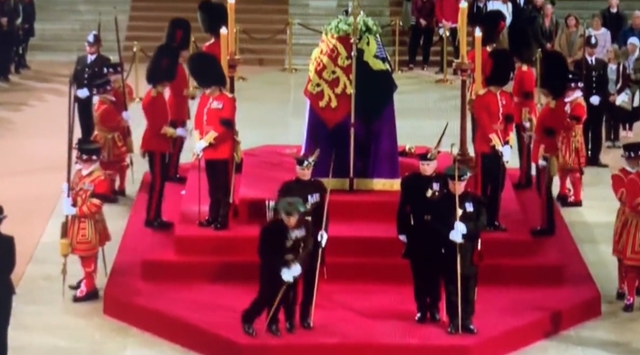 Guardia real se desmaya en funeral de la reina Isabel Guardia real se desmaya en funeral de la reina Isabel