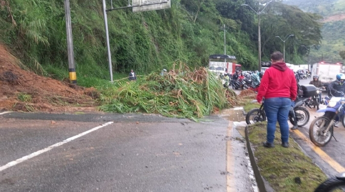 Nuevo derrumbe en la vía Medellín - Bogotá Nuevo derrumbe en la vía Medellín - Bogotá