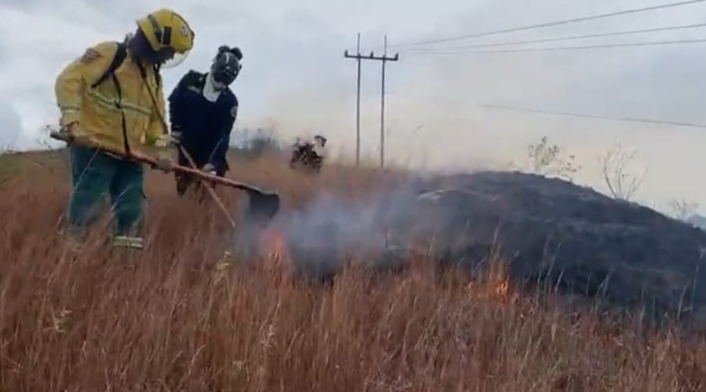 La emergencia fue atendida y controlada por cerca de 18 bomberos.