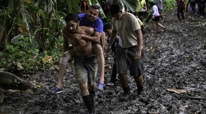 Migrantes atravesando el 'Tapón del Darién'.
