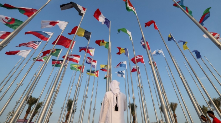 Un aficionado toma fotos en la Plaza de Banderas de Doha, Qatar