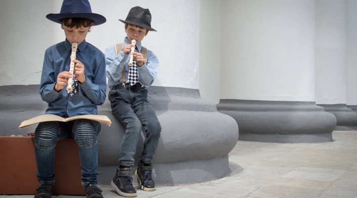 Los niños desarrollan la mente cuando tocan un instrumento musical Los niños desarrollan la mente cuando tocan un instrumento musical