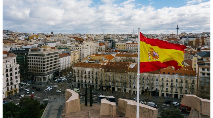 Visa para teletrabajar y vivir en España: Panorámica de España - banderá de España