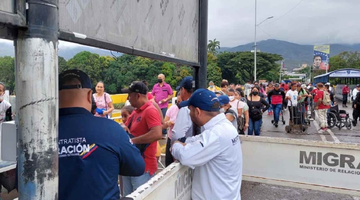 Funcionarios Migración Colombia en el puente Simón Bolívar Funcionarios Migración Colombia en el puente Simón Bolívar
