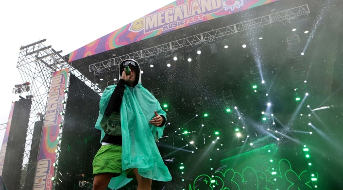 Feid en medio de la lluvia en el Megaland