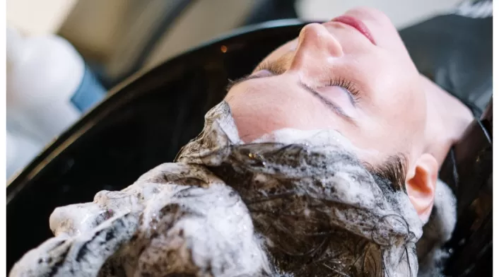 Marcas de champú que salen del mercado porque podrían causar cáncer Mujer lavándose el cabello con shampoo