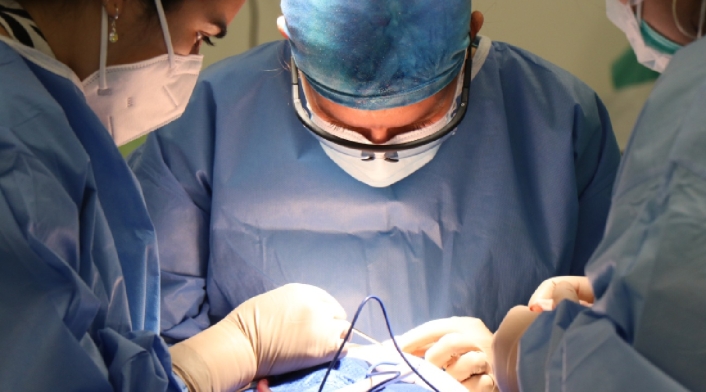 Mujer le aplicaron aceite en una operación.