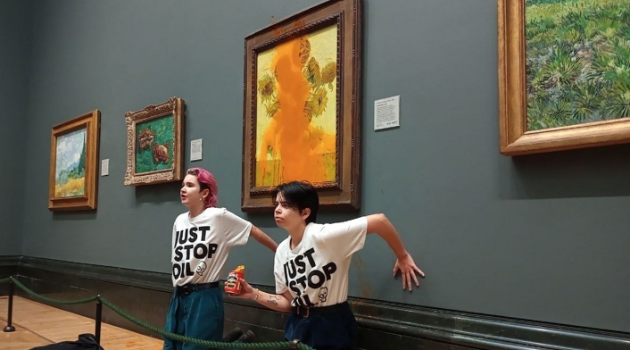 Pintura "Los girasoles" de Van Gogh fue atacada por ecologistas en Londres Pintura "Los girasoles" de Van Gogh fue atacada por ecologistas en Londres