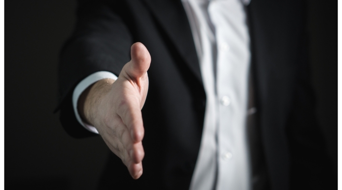 Trabajar en Estados Unidos como enfermero Hombre estrechando la mano al ser contratado