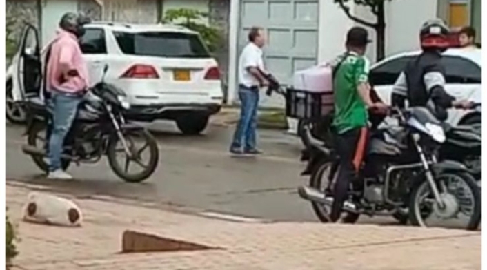 El hombre se bajó de una camioneta blanca a intimidar a cinco jóvenes que se movilizaban en un automóvil.