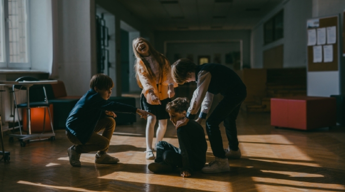 Mamá entró al aula de clases a defender a su hijo.