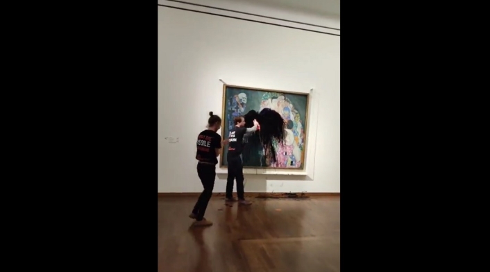 Activistas arrojaron petróleo sobre cuadro de Klimt Activistas arrojaron petróleo sobre cuadro de Klimt