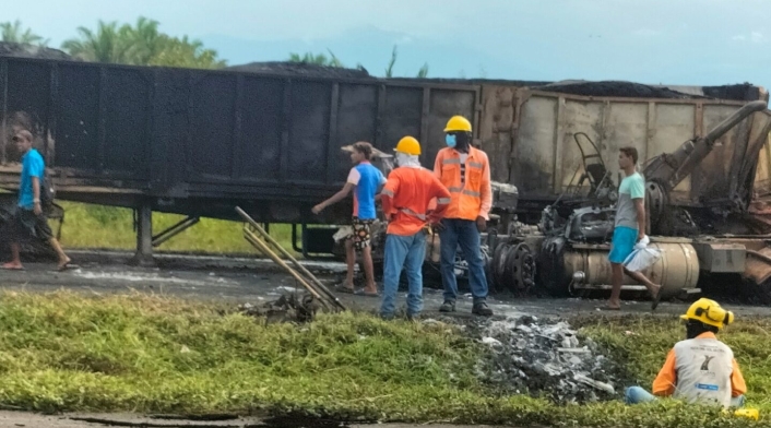 Uno de los vehículos incinerados.