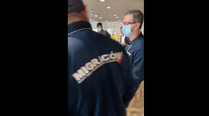 Funcionario de Migración golpeó a viajero Funcionario de Migración golpeó a viajero