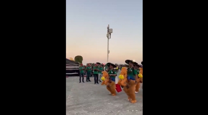 Mexicanos escoltaron a Policías con caballos inflables Mexicanos escoltaron a Policías con caballos inflables