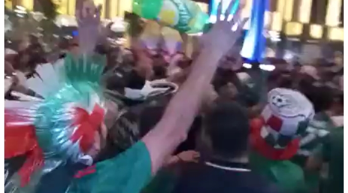 Pelea de mexicanos con hinchas de Arabia Saudita Pelea de mexicanos con hinchas de Arabia Saudita