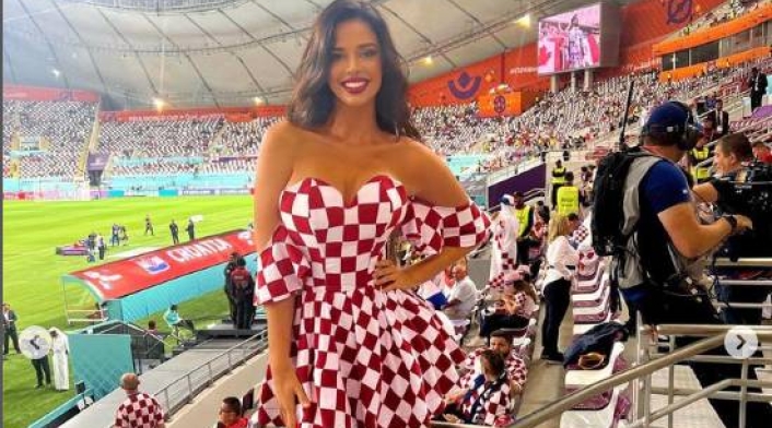 Modelo reta leyes de Qatar con sensual vestimenta en los estadios Modelo reta leyes de Qatar con sensual vestimenta en los estadios