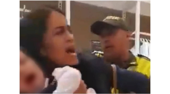 Mujer es sacada con su hija en brazos de lujosa tienda en Cartagena Mujer es sacada con su hija en brazos de lujosa tienda en Cartagena