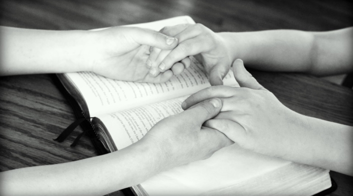 Por medio de las manos se realiza este tipo de terapia Reiki