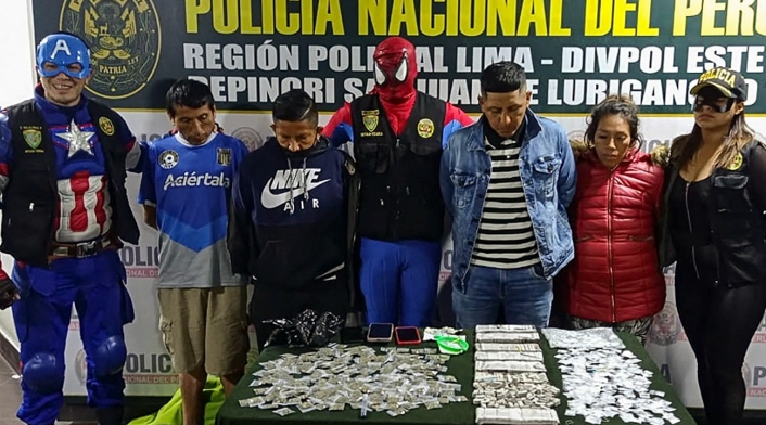 Policías disfrazados de Avengers capturan a vendedor de cocaína Policías disfrazados de Avengers capturan a vendedores de cocaína