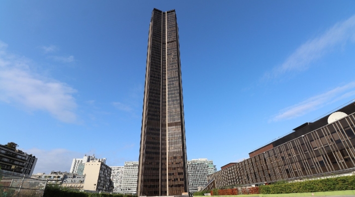 Edificación alta ubicada en una plaza