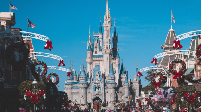 Panorámica de Disney World con decoración navideña