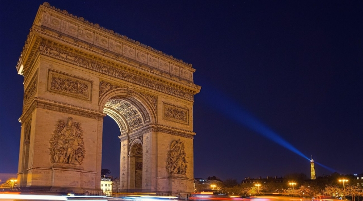 Arco del Triunfo al anochecer en París