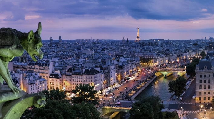 Edificios al atardecer en París, al fondo la Torre Eiffel.