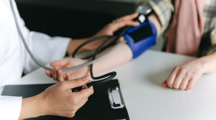 Doctor examina a mujer en consultorio médico