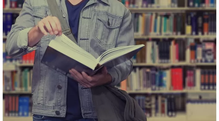 Qué son los Colegios de Alto Rendimiento Joven con un libro en la biblioteca