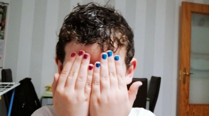 Niño con uñas pintadas Niño con uñas pintadas