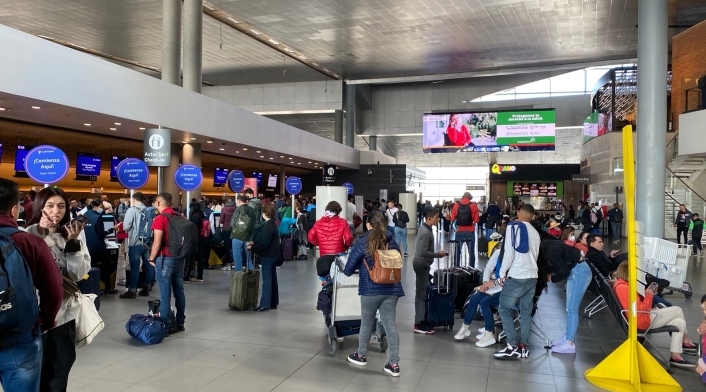 Personas en el aeropuerto El Dorado