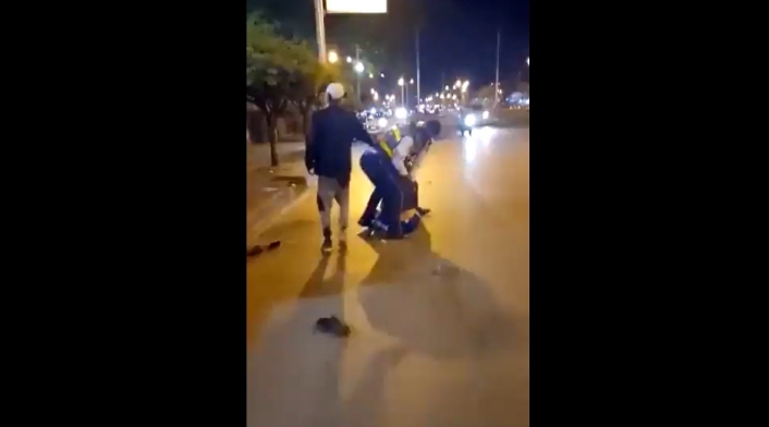 Agentes de policías le pegan a un caleño Agentes de policías le pegan a un caleño