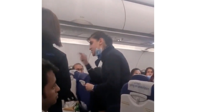 Azafata responder a pasajero agresor: No soy tu sirvienta VIDEO Azafata no se dejó agredir de pasajero.