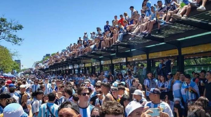 Miles de jóvenes se volcaron a las calles a celebrar el triunfo Joven se ahorcó durante celebración en Argentina