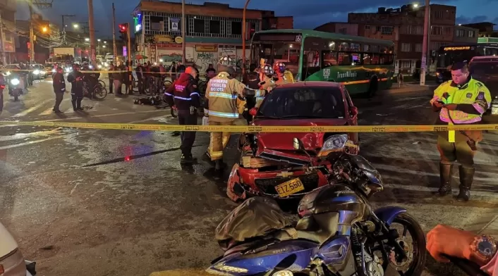 Choque entre bus de Transmilenio, tres carros y dos motocicletas en Bosa Choque entre bus de Transmilenio, tres carros y dos motocicletas en Bosa