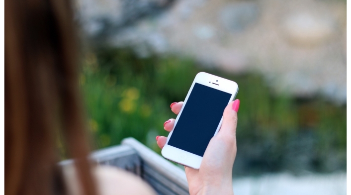 Davivienda y la nueva opción de usar el celular como datáfono Mujer con celular en las manos