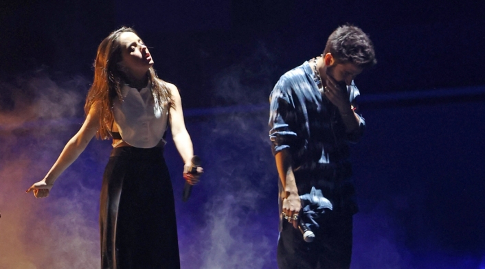 Un paparazzi logró captar la cara de Índigo Camilo y Evaluna en concierto