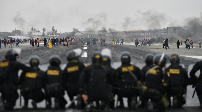 Manifestantes se toman el aeropuerto de Arequipa en Perú Manifestantes se toman el aeropuerto de Arequipa en Perú